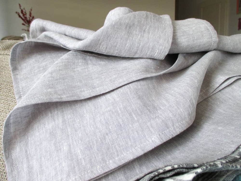 Serviette de table en lin gris clair